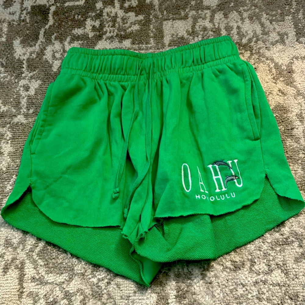 Green shorts with cute Hawaii design🐬🌴